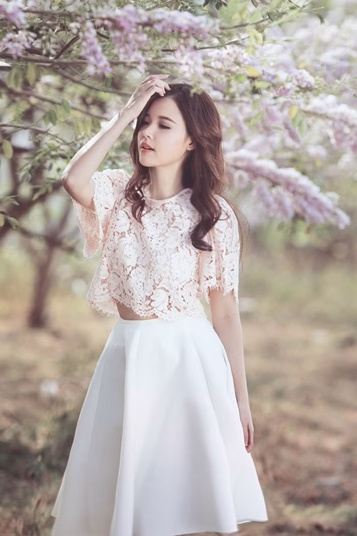 Midu có vẻ rất chuộng những trang phục ren. Đồ ren có ưu điểm làm cho người mặc mềm mại hơn, dù cho thiết kế có đơn giản đến mấy thì khi mặc trang phục ren cũng trở nên dịu dàng. Ảnh: Langsao.