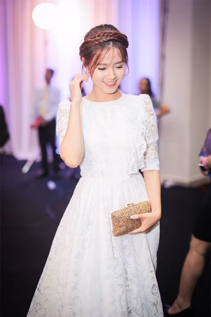 Sau khi chia tay thiếu gia Phan Thành, Midu quay trở lại con đường nghệ thuật. Cô đóng phim, dự sự kiện và thực hiện những dự án kinh doanh của mình. Trở thành bà chủ của một thương hiệu thời trang, Midu cũng trở nên xinh đẹp hơn, duyên dáng và quyến rũ hơn rất nhiều. Ảnh: Kenhsao.