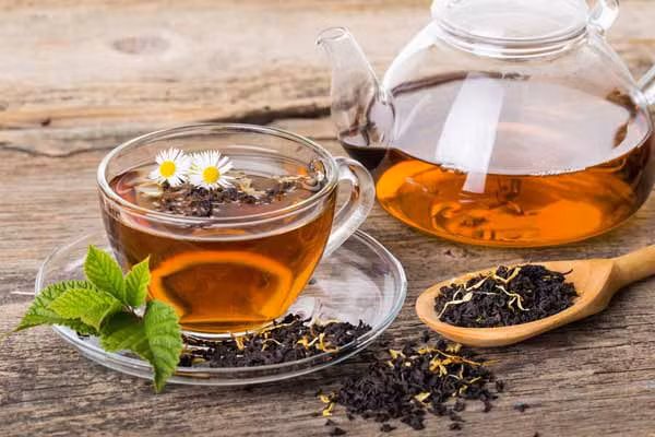 8. Mặt nạ chống lão hóa da bằng trà đen và mật ong. Cho trà đen vào trong một cốc nhỏ và đổ nước nóng vào. Hãy ủ khoảng 2-3 phút và sau đó đổ hết nước ra ngoài. Vớt bã trà sang một cái lọ nhỏ hay chén khác sau đó cho mật ong, nước cốt chanh vào khuấy chúng thành một hỗn hợp. Ảnh: biquyetvang.com.