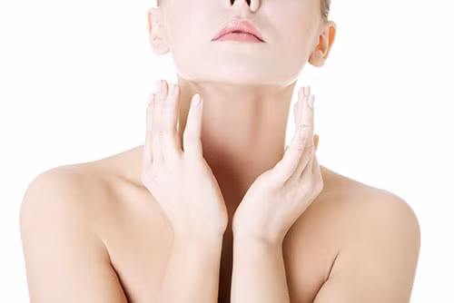 Lấy phần thịt chuối chín đem dằm nhuyễn rồi cho thêm mật ong nguyên chất, dầu oliu hay hạnh nhân đều được, khuấy đều. Sau khi rửa sạch da bằng nước ấm, thoa một lớp mỏng mặt nạ trắng da này lên rồi thư giãn và rửa sạch sau khoảng 15 phút. Thực hiện 2-3 lần mỗi tuần để đạt hiệu quả tốt nhất. Ảnh: tapchikhoe.com.