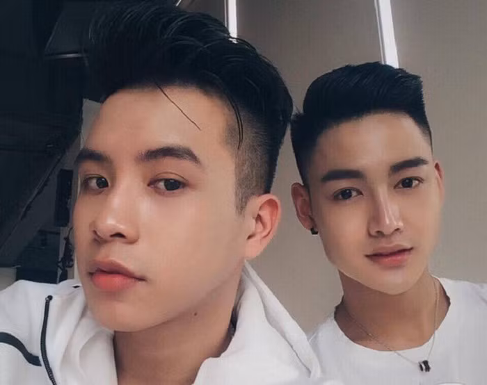 Cặp đồng tính mỹ nam làm chao đảo cộng đồng mạng. Sau clip tỏ tình bằng giày 32 giây ở Hồ Gươm được đăng tải thì cặp đôi này đã làm náo loạn không chỉ cộng đồng LGBT mà còn cả giới trẻ Việt. Clip cầu hôn chẳng hề hoành tráng nhưng vô cùng lãng mạn.Ảnh: Motthegioi.