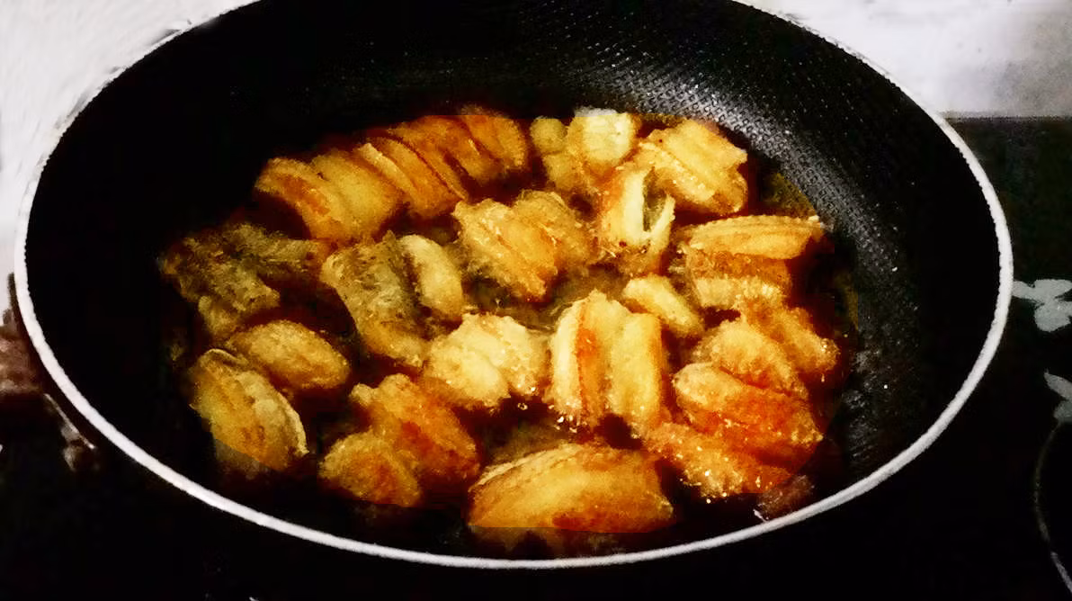 3. Cá mối kho sả ớt. Nguyên liệu: Cá mối, ớt, hành, sả, muối, bột nghệ, bột ngọt, nước mắm. Cá mối sơ chế sạch rồi cắt thành từng khúc nhỏ dài khoảng 3 cm. Sau đó, cho 1 chút muối, bột ngọt và nước mắm vào cá ướp trong khoảng 20 phút. Ảnh: thucphamthuydoanh.com.