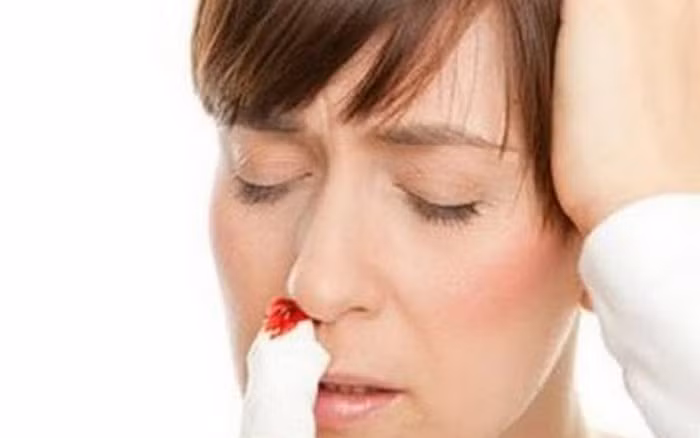 2. Ngó sen, trứng gà, tam thất. Vắt một cốc ngó sen tươi lấy nước thêm ít nước lạnh và đun sôi, thêm vào 5g bột tam thất, 1 quả trứng gà, một ít muối và khuấy đều đun sôi để uống vào 2 bữa cơm hàng ngày. Bài thuốc có công dụng cầm máu, mát máu và tiêu đờm. Ảnh: Chuaviemxoang.