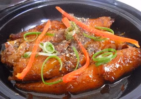 8. Cá bống cát kho nghệ. Nguyên liệu: cá bống cát, nghệ tươi, hành tím, : muối, đường, nước mắm, hạt nêm, ớt xanh. Cá bống làm sạch. Ướp cá với muối, đường, nước mắm, hạt nêm. Xốc đều để 20 phút cho cá thấm. Nghệ tươi gọt vỏ giã nhuyễn, hành tím đập dập. Phi hành cho thơm, tiếp đến cho nghệ giã nhuyễn vào xào, cho cá bống vào và hạ lửa liu riu, cho ớt vào đến khi cạn nước thì tắt bếp. Ảnh: Amthuc365.vn.
