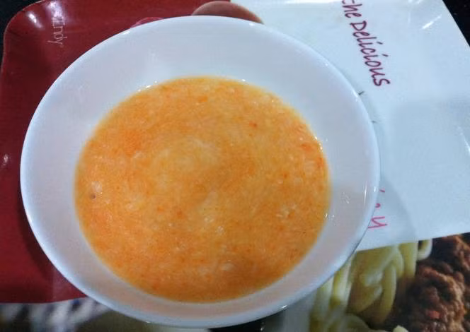 6. Cháo cá bống cà rốt. Nguyên liệu: cá bống, cà rốt, gạo. Vo gạo cho sạch, cho vào nồi, nấu cháo nhừ. Cá bống rửa sạch, hấp sơ qua, gỡ bỏ xương. Cho 1 chút dầu oliu vào chảo, thêm 1 vài củ nén đập dập, dầu thơm thì cho cá vào đảo đều. Cà rốt rửa sạch, luộc chín, cho vào máy xay sinh tốt xay nhuyễn. Cho cá đã chao thơm vào trộn với cháo đã chín, cho vào máy xay xay nhuyễn. Cháo đã chín cho thêm ½ muỗng dầu oliu vào. Ảnh: cookpad.com.