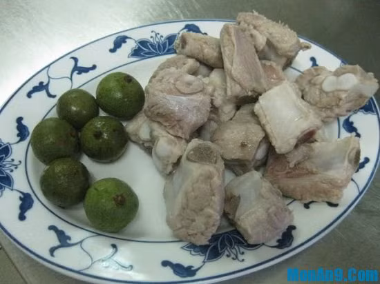 4. Canh sườn nấu sấu. Nguyên liệu: Sườn non, sấu, cà chua, gia vị. Cho dầu vào chảo đun nóng rồi đổ hành khô vào phi thơm. Ảnh: monan9.com.
