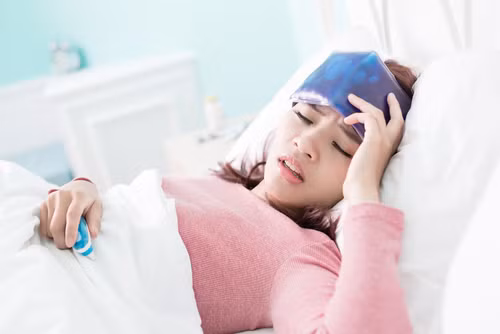 6. Chữa sốt nóng, vàng da, tiểu ít: Ốc nhồi 500 – 2.000g, nấm hương 20g, thịt nạc 60g. Ốc ngâm nước sạch 1 – 2 ngày, đem đập lấy phần thịt ốc, rửa sạch nhớt, thái lát; nấm hương ngâm rửa sạch để ráo nước, thái nhỏ; thịt nạc thái cùng trộn lẫn với ốc và nấm hương, thêm gia vị hành, gừng, bột tiêu, muối, dấm; để 15 phút. Xào to lửa với dầu đến chín, thêm nước dùng, đun cho sôi đều. Ăn nóng. Ảnh: Pocarisweat.com.vn.