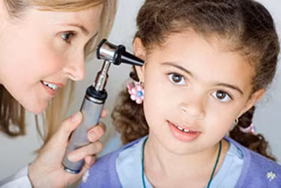 1. Viêm tai giữa, trị côn trùng chui vào tai: Lá hẹ rửa sạch giã nhuyễn, vắt lấy nước rồi nhỏ vào lỗ tai bị thối mỗi ngày vài lần đến khi khỏi. Nếu côn trùng chui vào tai cũng dùng cách này để đuổi ra. Ảnh: lazada.vn.