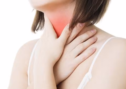 3. Đau họng: Hơ nóng một nắm hẹ, đem đắp vào phần trước cổ rồi lấy đồ băng lại. Khi hẹ nguội thì hơ tiếp 1 nắm hẹ khác thay vào. Làm nhiều lần sẽ thấy hiệu quả nhanh chóng. Có thể làm cách khác là giã nát lá và củ hẹ đắp vào cổ (không cần hơ nóng), băng lại cho khỏi rớt. Trong lúc đắp thì nhai củ cải, lá húng chanh và nuốt những ngụm nước. Ảnh: chuatriviemamidan.com.