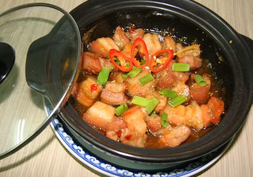 Phần lá xanh của hành lá cắt nhỏ. Đầu hành lá đập dập, hành tím băm cho vào nồi thịt, ướp 30 phút. Đặt nồi lên bếp, đun lửa lớn đến khi hỗn hợp thịt sôi thì cho vào nước dừa tươi, tiếp tục đun sôi ở lửa nhỏ khoảng 20 phút đến khi thịt thấm gia vị, nêm nếm lại tùy theo khẩu vị. Ảnh: bofood.vn.