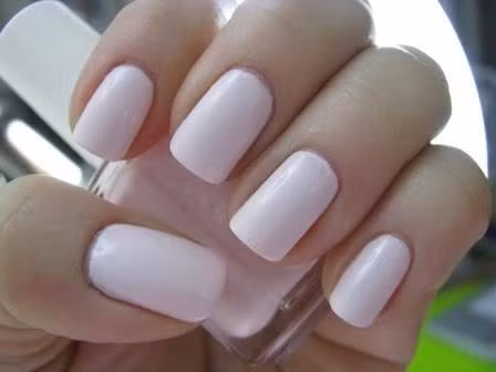Đổ một ít sơn móng tay lên mặt phẳng nhựa, sau đó rắc bột bắp lên và trộn đều hỗn hợp. Lượng bột bắp càng nhiều thì màu sơn càng lì hơn. Cần nhanh chóng thực hiện các thao tác này vì sơn móng tay để lâu ngoài không khí sẽ rất mau khô. Ảnh: MegaFun.vn.
