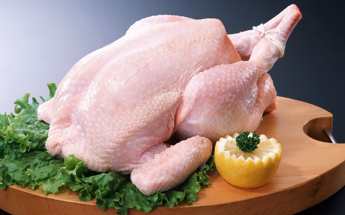 Gà làm sạch, chặt miếng vừa ăn, ướp với chút bột ngọt, nước mắm, tiêu. Nấm hương ngâm với chút nước ấm cho nở, cắt bỏ chân. Hành khô bóc vỏ, băm nhỏ. Gừng cạo sạch vỏ, rửa sạch. Tỏi tây bỏ gốc, rửa sạch. Ảnh: Cooky.vn.