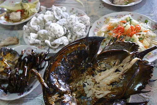 Bưởi gỡ lấy múi, xé rời từng tép ra. Rau cần và rau răm xắt nhỏ. Lạc rang chín, giã nhuyễn. Thịt lợn rửa sạch luộc chín, để ráo, xắt lát mỏng. Cho tất cả vào một cái tô lớn xếp khéo từng lớp như sau.