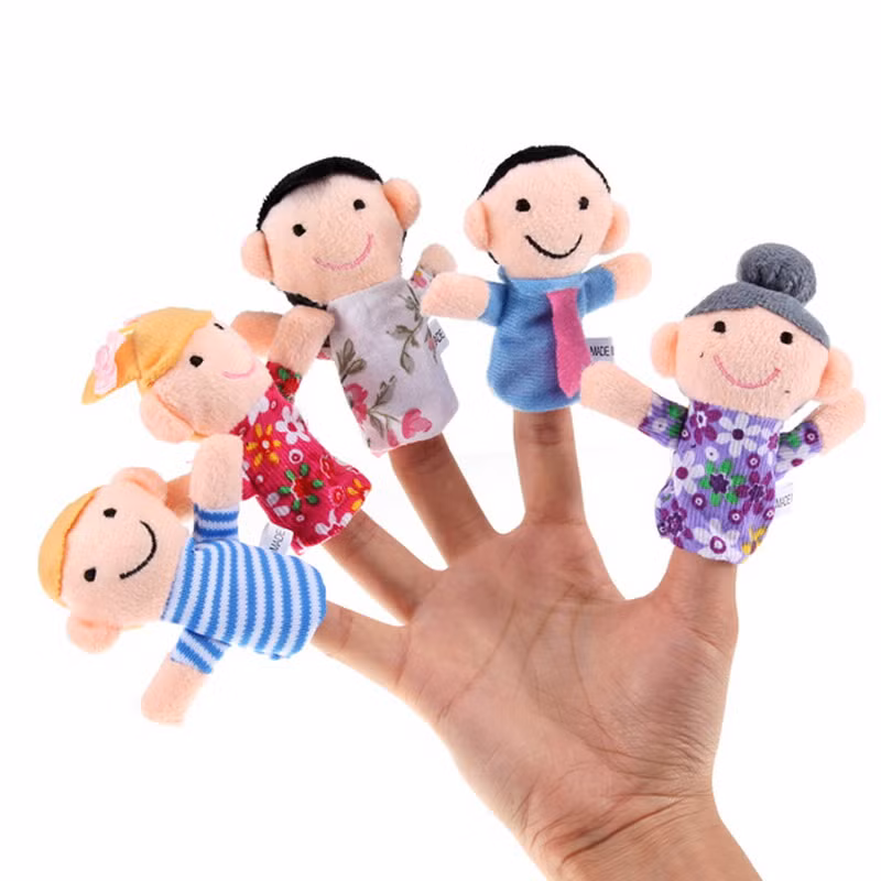 3. Trò chơi rối ngón tay. Trò chơi giúp bé chăm chú đến sự chuyển động và ngôn ngữ của mẹ. Trò chơi làm phát triển sự nhận biết, ngôn ngữ, màu sắc cho các bé. Cũng có thể kể một câu chuyện liên quan tới chú rối trên ngón tay của mẹ để bé liên tưởng. Ảnh: AliExpress.com.