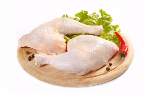 2. Gà xào hạnh nhân. Nguyên liệu: Gà thăn, hạnh nhân, cà rốt, su hào, đậu hà lan, rau mùi, húng lìu, dầu ăn, nấm hương, hành hoa, muối, tiêu. Thịt gà thái hạt lựu, ướp muối, hạt tiêu, húng lìu. Hạnh nhân chao giòn. Ảnh: Monngon.tv.