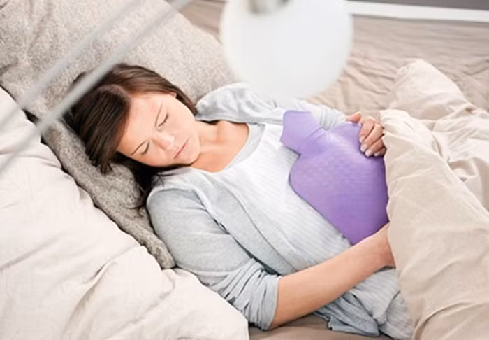 Trường hợp bế kinh, kinh ít, thông kinh: Dùng đào chín 2 quả, nhân hạt đào 9g, sirô 30g. Đào gọt vỏ ngoài, tách bỏ hạt, thêm nước chưng cách thủy cho chín nhừ. Ăn mỗi ngày 1 lần. Ảnh: Healthplus.