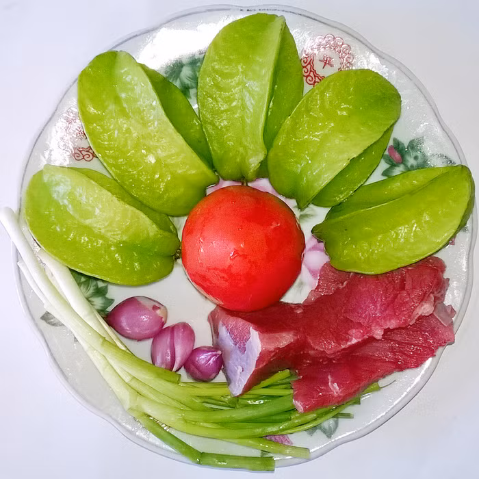 Bò kho khế. Chuẩn bị thịt bò, khế xanh, sả, ớt, gừng, gia vị. Thịt bò rửa sạch, thái miếng vuông to cỡ 4 đốt ngón tay. Khế xanh rửa sạch, xắt miếng dày chừng 1cm. Sả và ớt băm nhỏ, gừng thái sợi. Ảnh: Bepgiadinh.