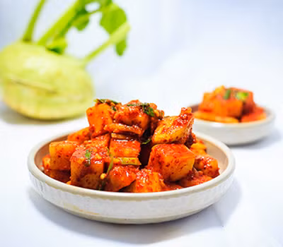 Cho su hào vào trộn đều cùng hỗn hợp vừa làm. Sau đó cho vào hộp rồi đậy nắp để ở nhiệt độ phòng khoảng 1 ngày là có thể ăn được. Ảnh: homnayangi.vn.
