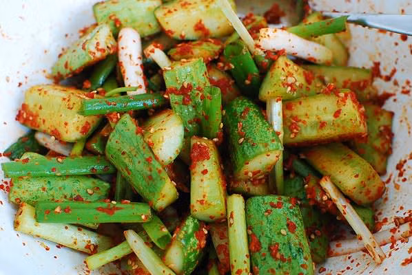 Cho dưa chuột vào một bát lớn, rắc muối và chà xát bên trong lẫn bên ngoài quả dưa sau đó để yên khoảng 10 phút. Sau đó nhồi hỗn hợp này vào bên trong các quả dưa chuột. Ảnh: Eva.vn.