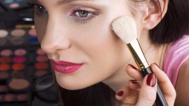 Bí quyết đánh phấn highlight. Dùng phấn highlight dạng kem tán đều lên vùng chữ T, cằm, khóe miệng và vùng nhân trung. Ảnh: Guu.vn.