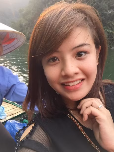 Được mẹ chồng dắt đi mua vàng. Cách đây vài ngày, một nàng dâu trẻ ở Hưng Yên đã làm bao nhiêu cô gái khác "thổn thức" vì có mẹ chồng siêu tuyệt vời, tâm lý đến mức đi ăn cỗ cũng giúp con dâu "trốn" rửa bát. Càng đáng ghen tị hơn khi cô gái tiếp tục khoe rằng, mẹ chồng thương quý con dâu như con đẻ, mua 3 chỉ vàng thì dúi con dâu 2 chỉ. Ảnh: Khampha.