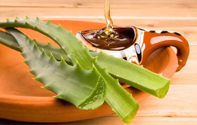1. Sữa nha đam, trứng gà. Nguyên liệu: Nha đam, trứng gà, sữa. Trứng gà tách lấy lòng đỏ, dùng máy đánh trứng đánh đều tay. Đun sữa nóng trên bếp, sau đó đổ sữa nóng vào trứng và tiếp tục đánh cho tới khi hỗn hợp sánh mịn. Ảnh: emdeptunhien.vn.