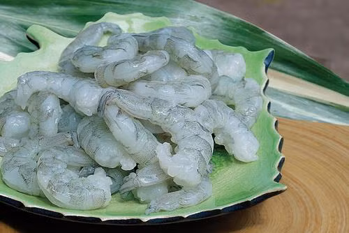 3. Tôm xào hạnh nhân. Nguyên liệu: Tôm sú, ớt chuông, hạnh nhân, hành tây, nấm đông cô, gia vị. Tôm sú lột vỏ chừa đuôi, khứa dọc lưng, rút bỏ chỉ đen, ướp 1 muỗng càphê hạt nêm, ít tiêu. Ớt chuông, hành tây, nấm đông cô cắt hạt lựu cỡ ngón tay.