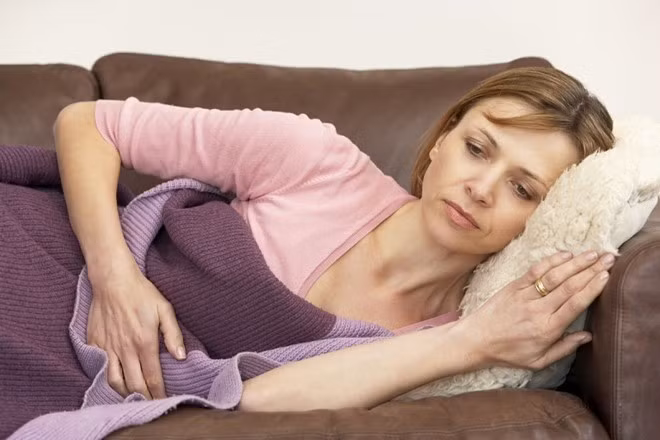 4. Chữa chứng ăn kém, chậm tiêu, đầy hơi, mệt mỏi, lạnh bụng, đại tiện phân sống, nấm mạn tính đường ruột. Nghệ đen hoàn: Nghệ đen 160g, cốc nha 20g, khiên ngưu (sao) 40g, hạt cau 40g, đăng tâm (bấc lùng) 16g, nam mộc hương 16g, thanh bì 20g, thanh mộc hương 20g; củ gấu 160g, tam lăng 160g, đinh hương 16g. Tất cả các vị tán thành bột mịn, hoàn thành viên. Ngày uống 8 đến 12g với nước sắc gừng (nướng chín). Ảnh: tapchidongy.vn.
