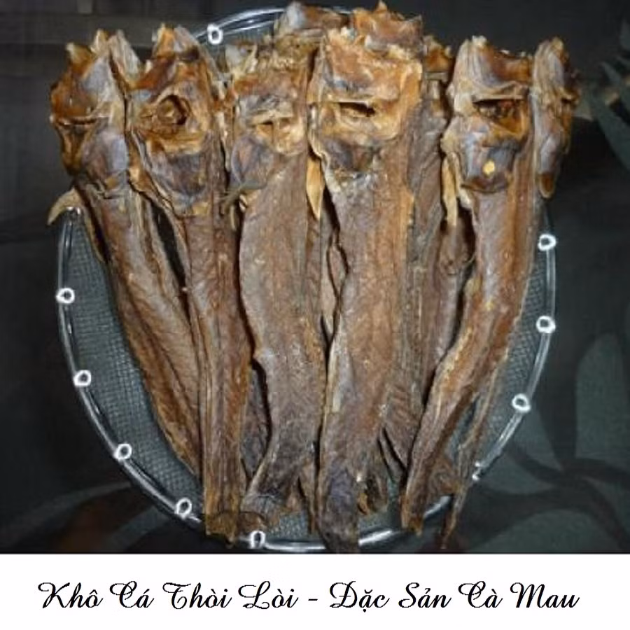 5. Khô cá thòi lòi. Nguyên liệu: Cá thòi lòi lột da, để ráo, ướp thêm sả, ớt, muối, bột ngọt trong vòng hai giờ sau đó mang ra chỗ nắng gắt phơi độ vài tiếng cho cá khô lại là được. Sau khi phơi phóng xong đặt cá lên vỉ hoặc xiên que nướng đều cực kỳ bắt vị. Để ý khi da cá vàng, sực mùi là cá gần chín. Ảnh: Chinhgoc.vn.