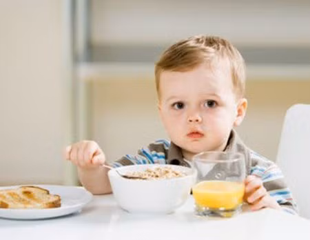 1. Kỹ năng tự xúc ăn: Vì 3 tuổi là mốc đánh dấu trẻ bắt đầu đi học mẫu giáo. Tới lớp con sẽ bị đói vì lớp học đông mà chỉ có 2 cô giáo nên không thể nào bón cho từng bé ăn được. Đừng vì sợ dọn dẹp mà không tập cho con, điều đó sẽ giúp trẻ tự lập sớm, không ỷ lại hay phụ thuộc vào sự chăm sóc của cha mẹ.