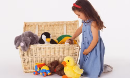 13. Dạy con thu gọn sách vở và đồ chơi: Điều này sẽ tạo ra thói quen ngăn nắp và tự lập tốt cho bé. Và đây là những việc đơn giản mà bé 3-4 tuổi hoàn toàn có thể làm được. Ảnh: Hotkids.vn.