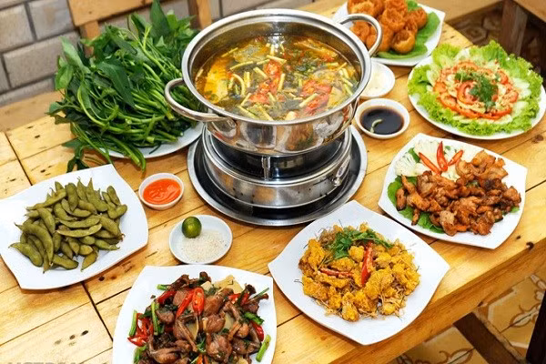 Ếch tiến hành lột da, rồi bỏ đầu, sau đó xát cùng chút muối, rồi rửa sạch và chặt đôi mình và đùi. Tiếp đó, lấy một nửa số mình ếch và đùi ếch đem băm nhỏ. Sả bỏ vỏ rồi thái nhuyễn, rồi đem cho vào ướp cùng số ếch nguyên miếng cùng với một chút hạt nêm cho món lẩu ếch thêm đậm đà. Ảnh: cachnaumonngon.com.