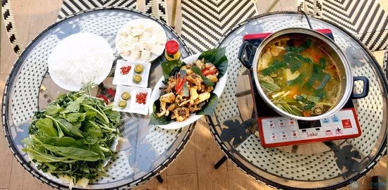 Lá lốt lấy 1 phần băm nhỏ, rồi trộn với đùi ếch băm cùng thịt nạc xay và nêm hạt nêm, tiêu xay cho vừa ăn. Cuộn các nguyên liệu với phần lá lốt còn lại rồi rán vàng. Tiếp tục rán phần ếch nguyên miếng cho đến khi nào ếch có màu vàng đẹp mắt thì gắp ra đĩa. Ảnh: baophunu.info.