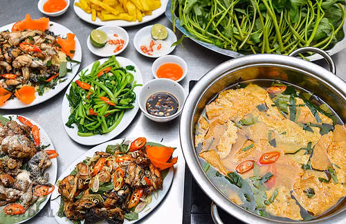 Chuẩn bị 1 bát tô, rồi cho số mình ếch đã băm nhỏ vào cùng thịt xay nhuyễn và giò sống, rồi cho thêm hành khô và lá chanh xắt nhỏ vào. Cho thêm tiêu xay với ớt bột và hạt nêm vào rồi bạn trộn đều cho các nguyên liệu ngấm đều gia vị. Tiếp đó viên hỗn hợp thành từng viên nhỏ rồi đem rán vàng. Ảnh: 7monngonmoingay.info.