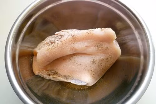 Chân giò ngâm mắm. Nguyên liệu gồm thịt chân giò, nước mắm, đường, tỏi, ớt, nước lọc. Thịt chân giò cạo rửa cho sạch da, sau đó bạn luộc miếng thịt khoảng 30 phút, thịt chín vớt ra, rửa qua nước lạnh cho thịt không bị đen. Ảnh: Monanngon.