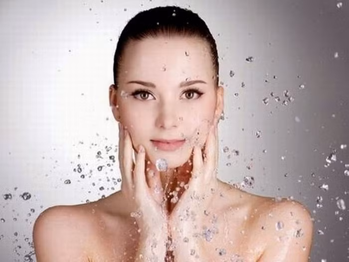 Vào thời điểm giao mùa với thời tiết nồm ẩm, làn da của bạn có thể gặp một số vấn đề gây khó chịu, nhất là với những người da dầu. Để chăm sóc da trong thời tiết nồm ẩm, bạn hãy theo những bí quyết sau. Ảnh: Nhathuocan.