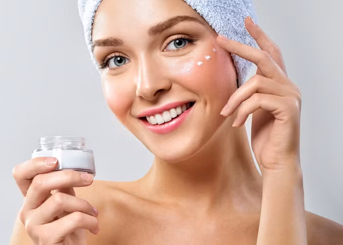 Bổ sung kem dưỡng ẩm. Bạn đừng nghĩ thời tiết ẩm ướt thì sẽ không cần bổ sung nước cho da. Đối với những người có làn da khô thì nhất thiết phải bổ sung kem dưỡng để làn da được mềm mại hơn. Ảnh: Songkhoe.