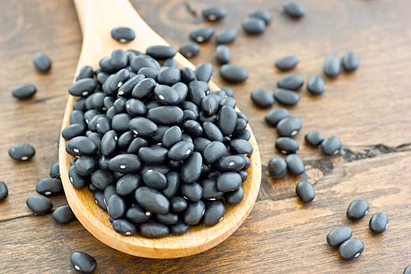 3. Đỗ đen. Trị đau lưng: đậu đen 100g, giã giập, cho vào ít giấm xào cho nóng lên để âm ấm, đắp vào vùng lưng đau, có thể để qua đêm. Hay đậu đen 50g, đuôi heo hoặc đuôi bò 1 cái. Hầm thật nhừ, ăn cả nước lẫn cái. Ảnh: Thầy thuốc của bạn.