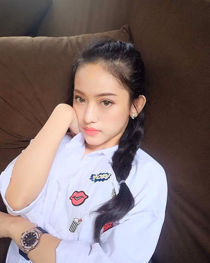 Mới đây, cô lại lộ gương mặt sưng và thiếu tự nhiên của mình. Nhiều facebooker nhận xét rằng, cô đã quá lạm dụng thẩm mỹ khiến gương mặt bị đơ. Cô chia sẻ là "gương mặt mình mới chỉ hoàn thiện được…70% thôi". Ảnh: FBNV