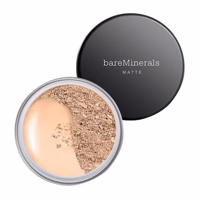 Chống nắng tốt. Hầu hết các bạn gái thường phải dùng kem chống nắng trước khi make up nhưng nếu chọn phương pháp trang điểm khoáng thì không cần. Bởi mỹ phẩm khoáng chứa chất titan dioxide trong hầu hết các sản phẩm và nó cũng là một loại kem có chỉ số SPF chống nắng tuyệt vời.