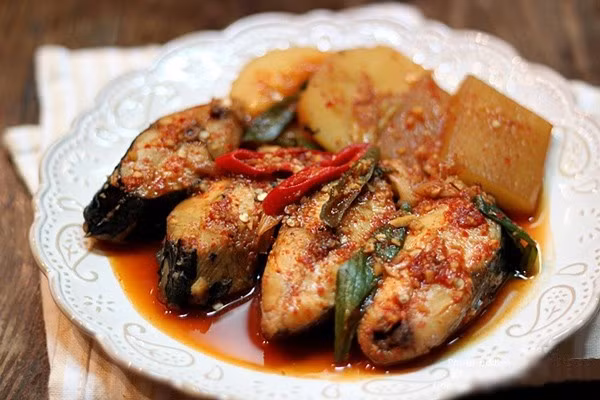 2. Cá trôi kho củ cải: Cá trôi, củ cải, củ kiệu, hành, gừng, tiêu, đường, gia vị vừa đủ kho ăn. Công dụng: Kiện tỳ hóa thấp, trị chứng béo phì mệt mỏi, bụng đầy ăn kém, ho đàm, ngực sườn đầy tức, đau họng. Ảnh: cakholangvudai.com.