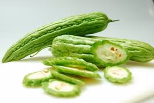 Lạc tiên, mướp đắng. Cây lạc tiên (cả rễ, dây lá, quả non) 500g, hoa thiên lý 300g, lá mướp đắng non 100g. Tất cả sao khử thổ, tán nhuyễn dạng bột, cho thêm 50g đậu xanh (để cả vỏ), rang chín, cũng tán nhuyễn. Mỗi ngày pha 3 thìa cà phê vào 100ml nước sôi để nguội, uống thay trà hàng ngày. Ngoài việc chữa mất ngủ, bài thuốc còn chữa bệnh đau nhức mỏi cho người cao tuổi. (Thông tin trong bài viết chỉ mang tính chất tham khảo. Trước khi sử dụng bài thuốc, bạn vui lòng hỏi ý kiến bác sĩ).