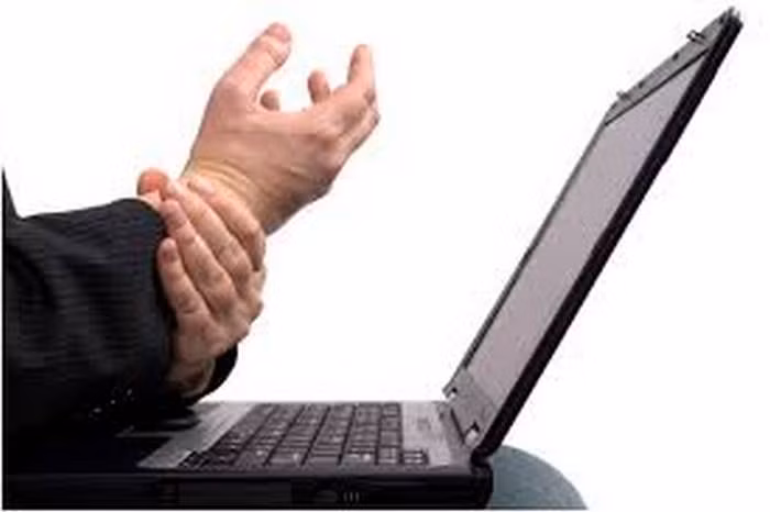 Chữa bệnh rung tay chân. Rửa sạch chân gà, dùng dao khía 4, 5 đường dọc theo ngón chân. Gừng giã nát, ướp với chân gà 30 phút rồi nêm thêm gia vị. Lạc nhân rửa sạch, thêm vào thạch xương bồ, ngũ gia bì mỗi thứ 8g. Cho chân gà Đông Tảo đã ướp vào nồi áp suất, đổ nước ngập chân gà (hoặc nấu cách thủy bằng cách cho gà vào tô rồi mới đặt vào trong nồi). Ảnh: Runtaychan.
