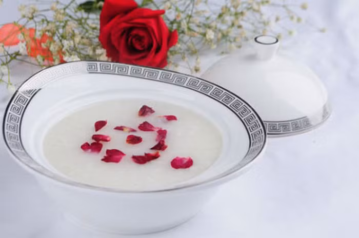 Cháo hoa hồng. Nguyên liệu để làm món cháo hoa hồng rất đơn giản bao gồm: Gạo ngon, hoa hồng, mật ong, hạt kê, long nhãn. Sau đó bạn nấu cháo như bình thường và ăn trong ngày thay cho cơm đều được. Ảnh: Benhvientinan.