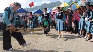 Chợ tình họp từ chập tối đến sáng ngày hôm sau là tan và hầu hết chỉ họp một ngày duy nhất hàng năm. Vào dịp chợ tình, những sắc màu thổ cẩm rực rỡ sẽ nhuộm khắp các cung đường với những cô gái dân tộc xúng xính váy xòe đến phiên chợ để gặp gỡ người bạn đời của mình. Ảnh: Dulichmocchau.