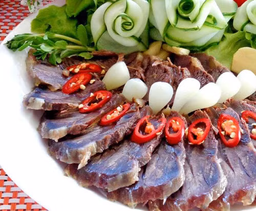 Nếu bò nổi lên trên bạn dùng que tre để ấn giữ hoặc dùng đĩa sứ, miếng nam tre chèn lên trên, bò ngập trong mắm mới không bị hỏng. Đậy kín lọ và ngâm bò từ 5-7 ngày là có thể dùng được. Khi dùng bạn dùng dao sắc và thái bò thành những lát thật mỏng. Ảnh: eva.vn.