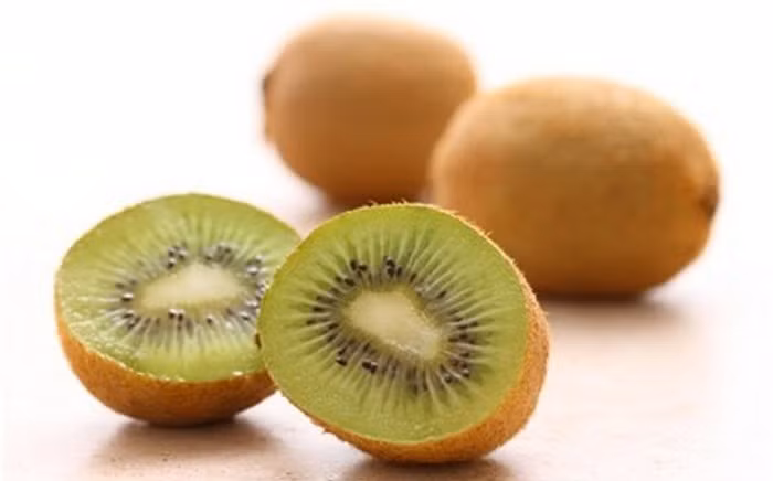 Kiwi. Ít bố mẹ biết, loại quả này có lượng vitamin C gấp 2 lần cam, đủ cung cấp lượng vitamin C cho một ngày hoạt động của cơ thể. Vitamin C là chất quan trọng trong việc hấp thụ sắt từ thức ăn. Nếu thiếu vitamin C thì cơ thể của chúng ta khó mà hấp thu được hết sắt từ thức ăn mang vào. Ảnh: Hoaquathanhha.