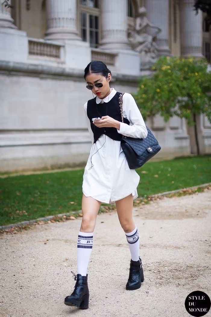 Bạn sẽ trở thành một fashionista chính hiệu khi học theo cách mix áo sơ mi của chồng như cô nàng này. Ảnh: Stylisheve.