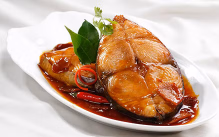 1. Cá thu kho rau răm. Nguyên liệu: cá thu chay, ớt sừng, súp nước tương, hạt nêm chay, dầu ăn, đường, boa-rô, rau răm. Hòa tan nước tương với hạt nêm, đường và tiêu. Rau răm nhặt sạch. Phi thơm boa-rô đã bào mỏng rồi cho vào hỗn hợp nước tương, nấu sôi. Cho cá vào đun đến khi cạn, tắt lửa. Sau cùng cho rau răm vào. Dùng nóng. Ảnh: Món ngon 7 ngày.