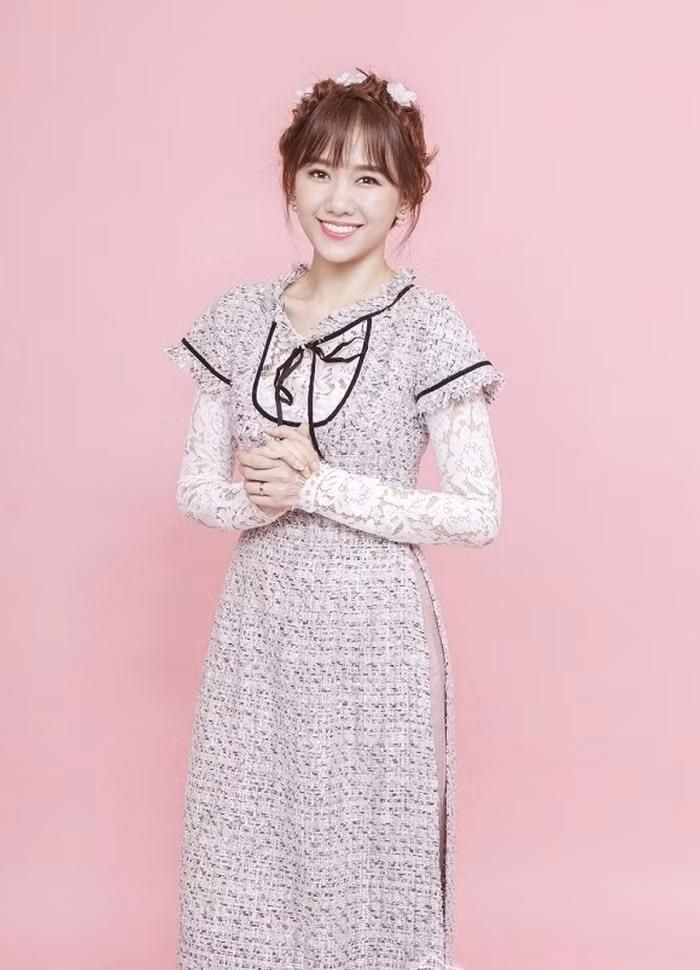 Cô nàng đến từ Hàn Quốc lại chọn một bộ áo dài cách tân từ chất liệu khá lạ. Cô mix áo dài cách tân cùng áo ren bên trong khiến bộ trang phục trở nên lịch sự và kín đáo hơn. Ảnh: Giadinhvietnam.